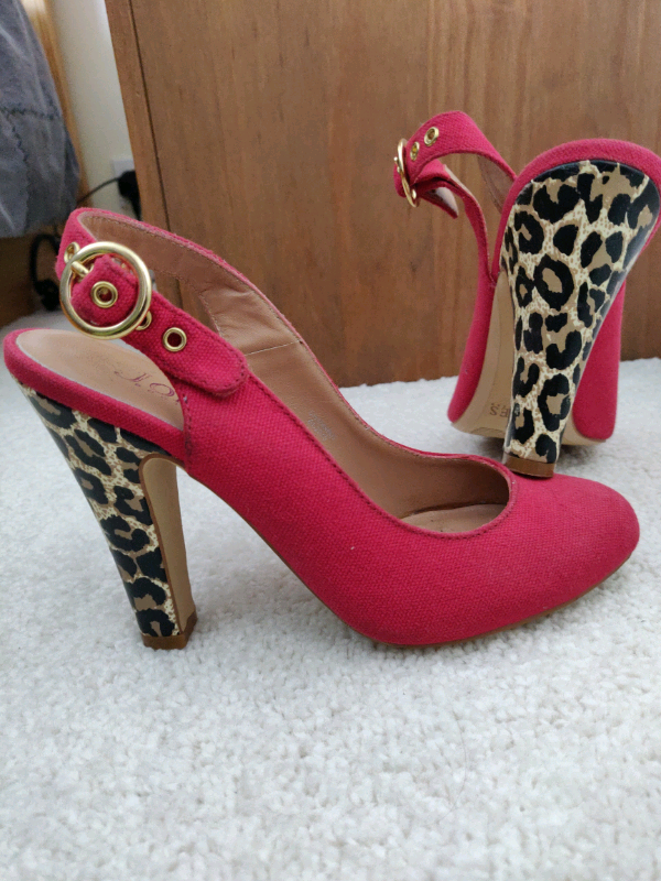 Pretty pink shoes with leopard print 